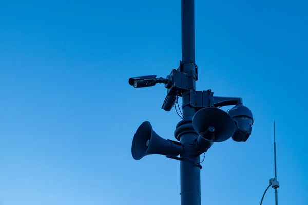 Alles Onder Controle Zwarte Camera Bekijken Een Kolom Een Openbare — Stockfoto