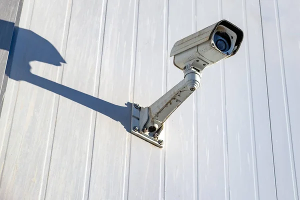 人を監視 制御するシステム壁にかかっているビデオカメラ — ストック写真
