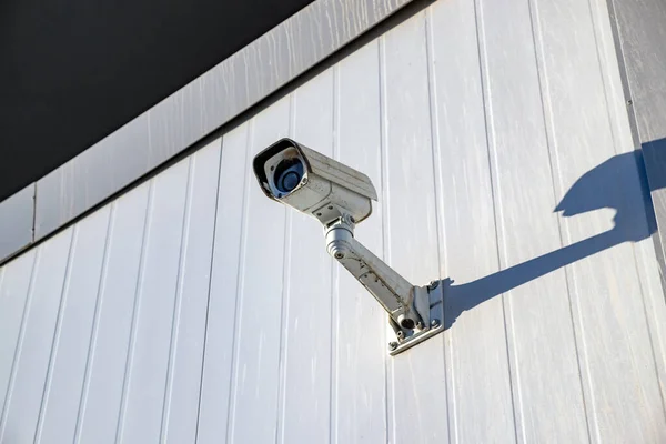 Sistema Para Monitorar Controlar Pessoas Uma Câmera Vídeo Pendurada Parede — Fotografia de Stock