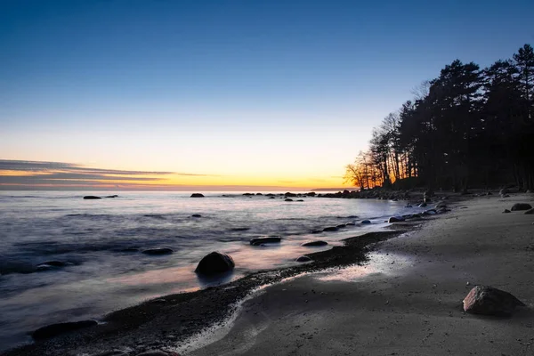 Verbazingwekkend Mooie Winter Zeekust Bij Zonsondergang Gebogen Kustlijn Met Bos — Stockfoto