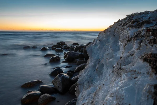 겨울이 바다를 아름다운 광경을 선택적으로 초점을 전형적 파란색으로 칠하고 — 스톡 사진