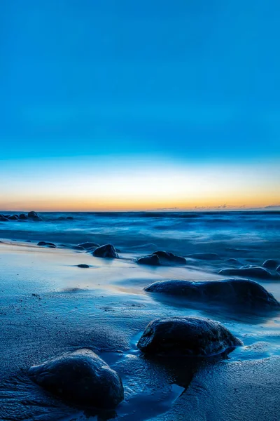 발트해의 해안에 돌멩이들 입니다 일몰과 아름다운 페이퍼의 — 스톡 사진