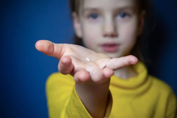 Child Rejoices First Milk Tooth Falls Out Waits Tooth Fairy — Stock Photo, Image