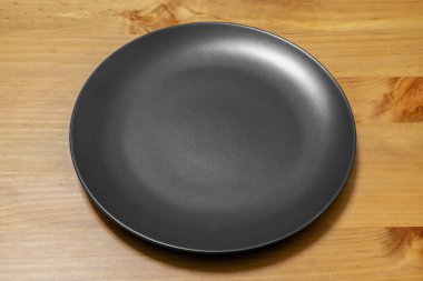 Hafif ahşap zemin üzerinde siyah mat plaka