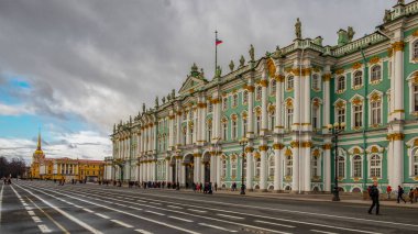 Rusya, St. Petersburg, Şubat 2020: Kış Sarayı ve dünyanın en büyük ikinci müzesi, Rusya 'nın St. Petersburg kentindeki Palace Square' deki State Hermitage Müzesi