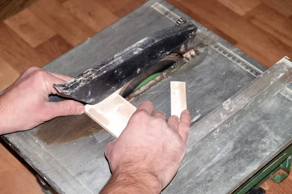 ダイヤモンドディスクとほこりのない湿式鋸で特殊工具のタイルを切断するプロセス 現代的な道具の専門家による修理作業 — ストック写真