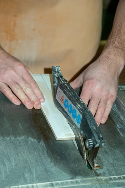 Master Tiler Zaagt Tegel Natte Manier Machine Met Een Diamant — Stockfoto