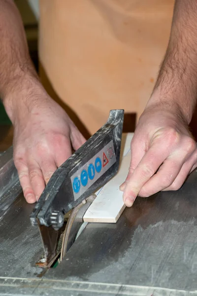 Proceso Corte Baldosas Una Herramienta Especial Con Disco Diamante Aserrado — Foto de Stock