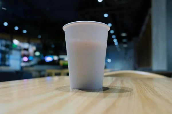 Een Wit Papier Wegwerp Koffie Cup Staat Tafel Tegen Achtergrond — Stockfoto