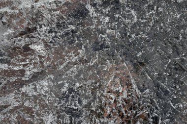 Buz zemin, Baltık kıyılarında çatlaklar ve hava kabarcıkları olan deniz buzları ve içinden görülebilen granit bir taban, St. Petersburg, Rusya. yatay arkaplan.