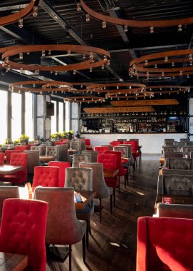 St. Petersburg, Rusya, Şubat - Şubat 2020: Bar manzaralı restoranda güzel sıcak bir iç mekan ve pencereden gelen soğuk ışık.