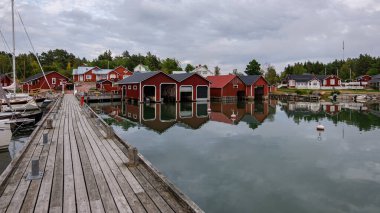 Finlandiya, Aland Adaları, Lappo, Ağustos 2019: Finlandiya 'nın güneyindeki Aland Adaları takımadasında yer alan Lappo Adası ve şehri. Yat ve tekneler için çatı altındaki iskelenin güzel manzarası..