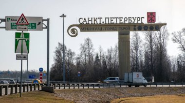 Rusya, St. Petersburg, Mart 2020: Aziz Petersburg ve imza, Leningrad - Kahraman Şehir. Şehrin sahil yolu boyunca uzanan girişindeki büyük vatanseverlikte başarı..