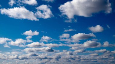 Mavi gökyüzünün arka planında güzel beyaz bulutlar.