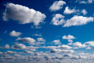 Mavi gökyüzünün arka planında güzel beyaz bulutlar.