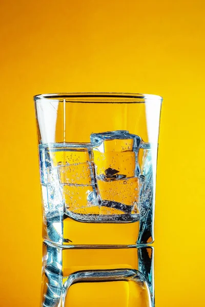 Vaso Agua Fría Limpia Potable Con Hielo Sobre Una Superficie — Foto de Stock