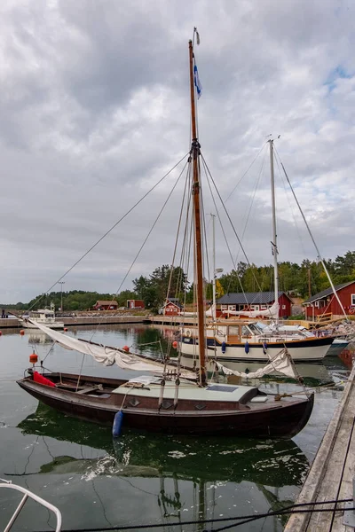フィンランド アランド諸島 2019年8月 2019年8月 フィンランドの非常に南にあるアランド諸島のラポ島 垂直方向のフレーム 桟橋と古い帆船 — ストック写真