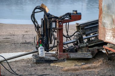 Sondaj kulesi, yatay yönlü sondaj için yatak. Sondaj işleri, yere çimento havanı sağlama süreci..