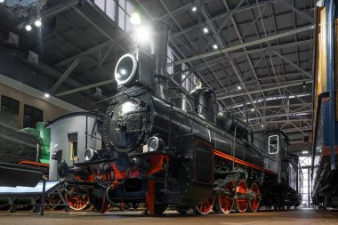 St. Petersburg, Rusya, Şubat 2020: Rusya Devlet Buhar Lokomotifleri Müzesi. Büyük ticari lokomotif 0d 1080. 1900 'de Rusya' da piyasaya sürüldü..