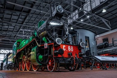 St. Petersburg, Rusya, Şubat 2020: Rusya Devlet Buhar Lokomotifleri Müzesi. Büyük yolcu lokomotifi C-68 1917 yılında piyasaya sürüldü..