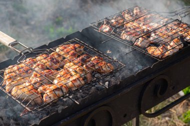 Izgarada ızgara pişirme işlemi. Duman ızgaradan kebapla geliyor. Lezzetli ızgara et lezzeti