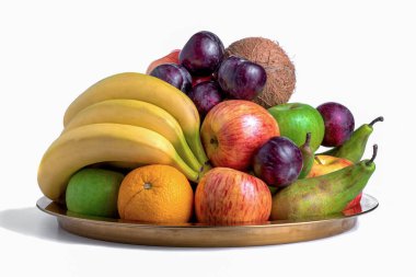 çeşitli meyveler, kırmızı elmalar, muzlar, armutlar, hindistan cevizi, portakallar, erikler ve yeşil elmalarla dolu büyük bir bakır tepsi..