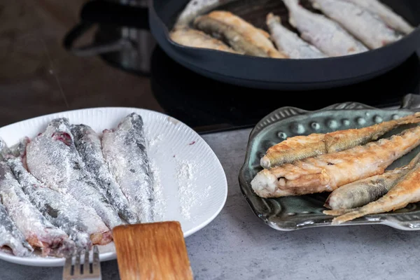 Peixe Mar Recentemente Capturado Cheiro Encontra Prato Com Farinha Frito — Fotografia de Stock