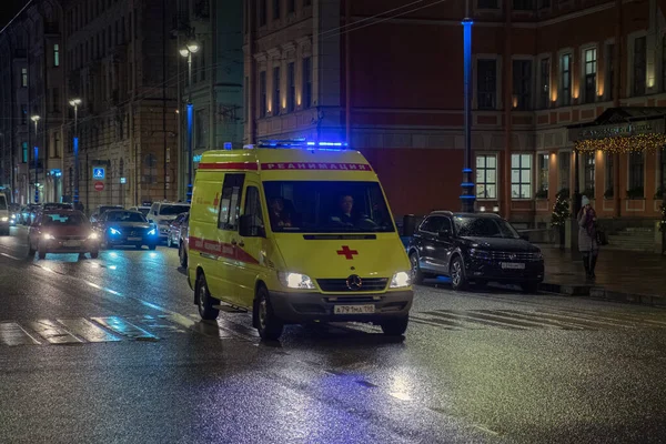 Rusia San Petersburgo Enero 2020 Enfoque Selectivo Coche Ambulancia Con — Foto de Stock
