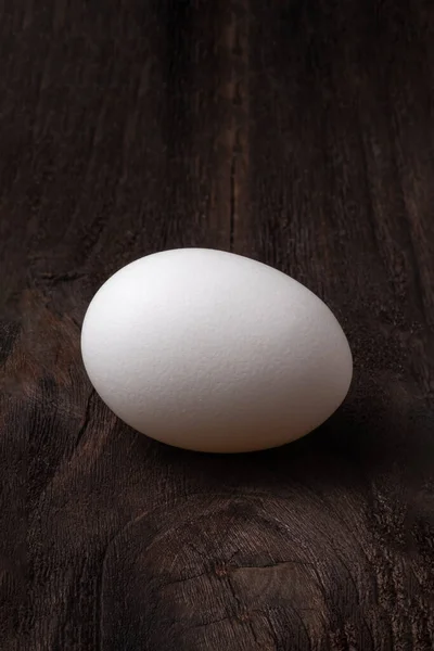 Białe Jajko Kurze Leży Drewnianej Powierzchni Drewniane Tło Piękny Drewniany — Zdjęcie stockowe