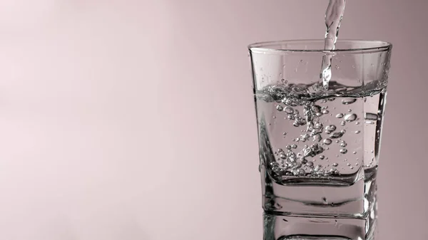Despeje Copo Água Potável Cura Cristalina Fundo Suavemente Rosa Ligeiramente — Fotografia de Stock
