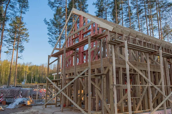 Het Afgewerkte Frame Van Een Houten Landhuis Bij Zonsondergang Een — Stockfoto