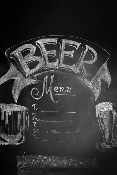 带有酒吧菜单 蜡笔画和啤酒图案的黑色酒吧广告牌 — 图库照片