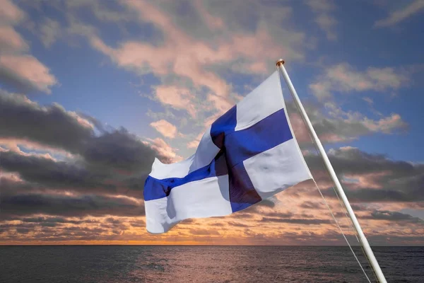 Національний Прапор Фінляндії Висить Флагштоку Над Морем Фінляндії Прекрасним Заходом — стокове фото