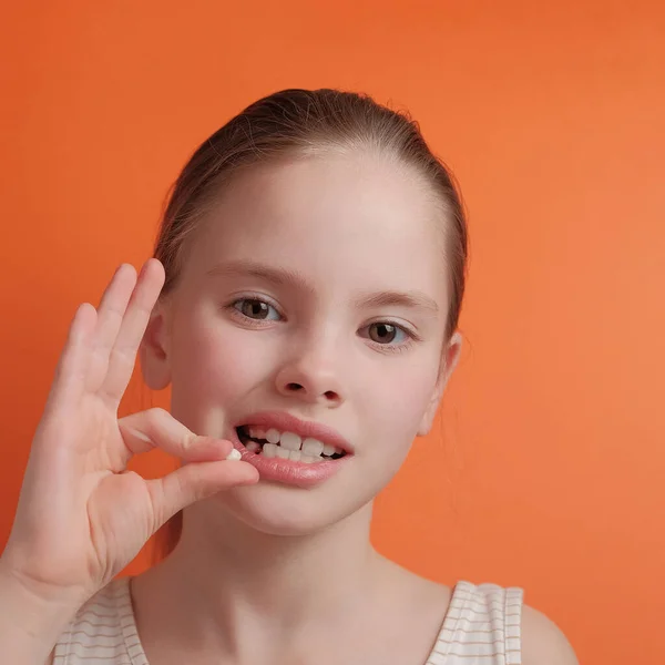 Ребенок улыбается. Девочка показывает зубы. Девчонка показывает зубы. Девчонка показывает зубы. Маленькие девочки без зубов.