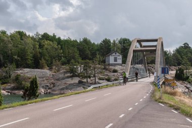 Bomarsund Müzesi ve kalenin önündeki köprü. Aland Adaları 'nda bisiklet turizmi, İskandinavya gezisi. 