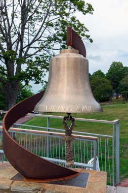 Finlandiya, Aland Adaları, Marienhamn, Ağustos 2019: Finlandiya 'nın Aland Adaları' ndaki Marienhamn şehrindeki Viking Line Corporation Museum 'un girişinde bulunan Viking satırlı bir çan.