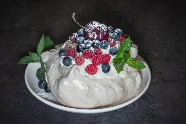 Pavlova Meringue Cake Met Slagroom Verse Bosbessen Frambozen Gele Frambozen — Stockfoto