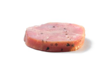 Beyaz arka planda dilimlenmiş sosis.