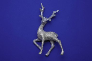 Güzel bir Noel geyiğinin Kraft kağıdının, Noel 'in ve yeni yıl konseptinin arka planında uzanan güzel bir fotoğrafı.