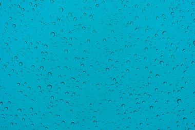kavramsal arkaplan, mavi cam üzerine su damlaları.