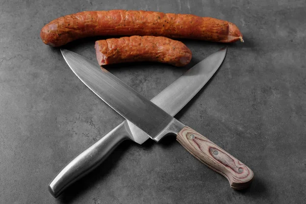 Zwei Messer Auf Einem Grauen Tisch Draufsicht Mit Wurstscheiben — Stockfoto