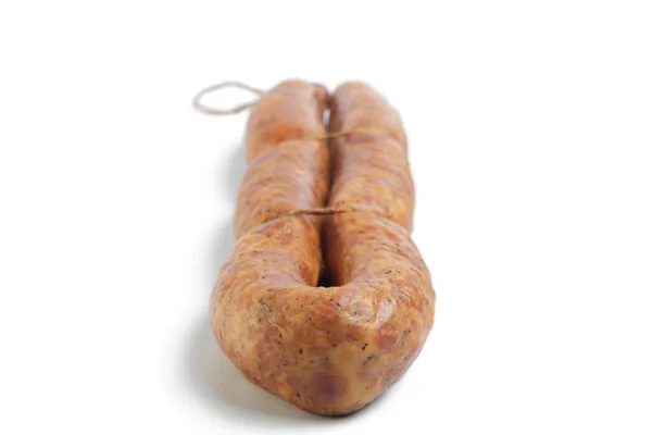 Délicieuse Saucisse Fumée Crue Avec Fumée Sur Fond Blanc Produits — Photo