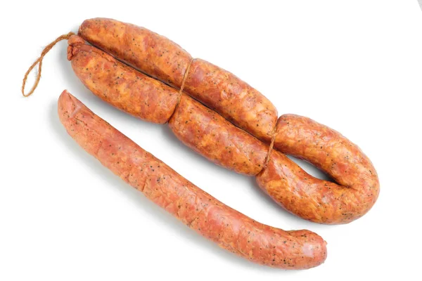 Köstliche Geräucherte Und Rohe Wurst Mit Rauch Auf Weißem Hintergrund — Stockfoto