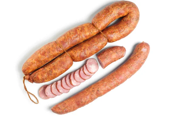 Köstliche Geräucherte Und Rohe Wurst Mit Rauch Auf Weißem Hintergrund — Stockfoto