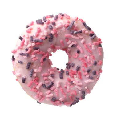 Pembe donut beyaz bir arka planda izole edilmiş, yenilebilir konsept şekerlemeler serpiştiriliyor.
