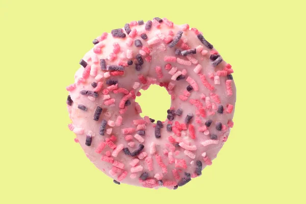 Rosa Donut Isoliert Auf Gelbem Hintergrund Essbares Fertiges Süßes Konzept — Stockfoto