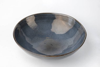 Çorba ya da salata için boş seramik kalın tabak, beyaz arka planda izole edilmiş yumuşak pastel gri renk, tasarımcı için boş, yandan bak.