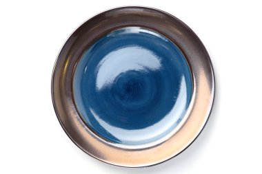 Beyaz zemin üzerinde izole edilmiş yumuşak pastel mavi renkli seramik tabak, tasarımcı için boş, düz yatıyordu