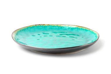 Beyaz arka planda izole edilmiş altın bir kenarı olan narin yatak akuarin turkuaz rengi boş seramik plaka, tasarımcı için boş, yandan bakın.