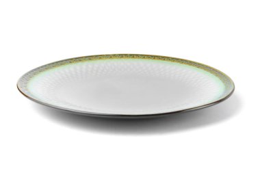 Beyaz arkaplanda sarı-yeşil bir kenarı olan beyaz renkte boş seramik bir tabak. Yan taraftan bakıldığında tasarımcı için boş.